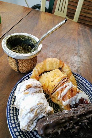 Eine typisch argentinische Merienda: Mate und Facturas aus einer Panaderia