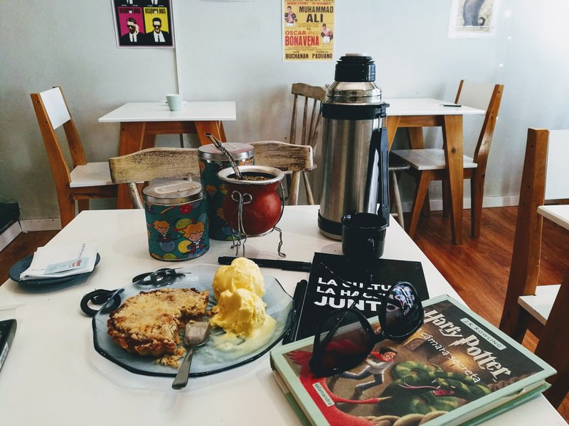 In einem Café in San Telmo gönne ich mir Mate und Apfelkuchen und lese Harry Potter auf Spanisch.