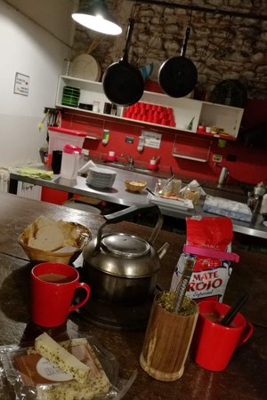 In einem Hostel genießen wir kulturweit-Freiwilligen ein gemütliches Frühstück mit Mate.