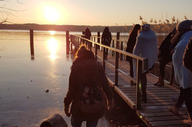 Sonnenuntergang mit Freunden am See