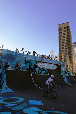 Im Parque Verde der Olympischen Jugendspiele zeigen BMX-Fahrer, was sie können.
